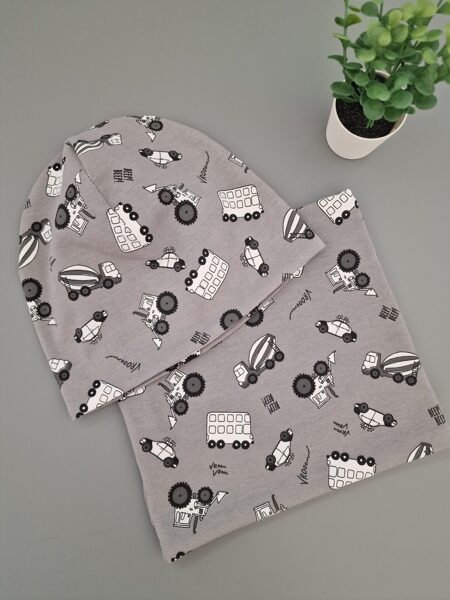 Kokvilnas trikotāžas cepure un tuneļšalle "TRANSPORTLĪDZEKĻI UZ PELĒKA FONA"