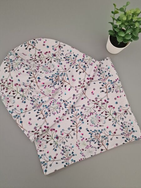 Krāsainie zariņi uz pelēka fona