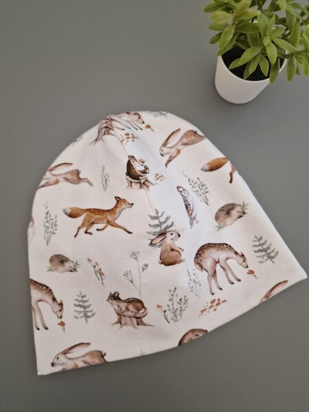 Meža dzīvnieciņi uz balta fona