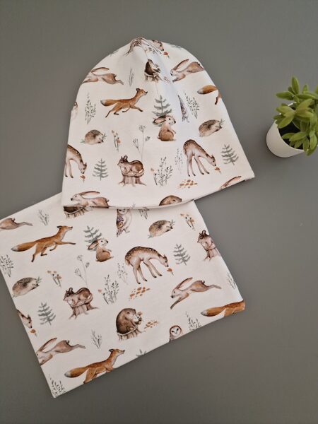 Kokvilnas trikotāžas cepure un tuneļšalle "ZVĒRIŅI UZ BALTA"