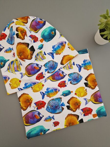 Kokvilnas trikotāžas cepure un tuneļšalle "KRĀSAINĀS ZIVTIŅAS"