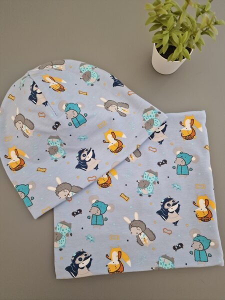 Kokvilnas trikotāžas cepure un tuneļšalle "ZVĒRIŅI UZ GAIŠI ZILA FONA"