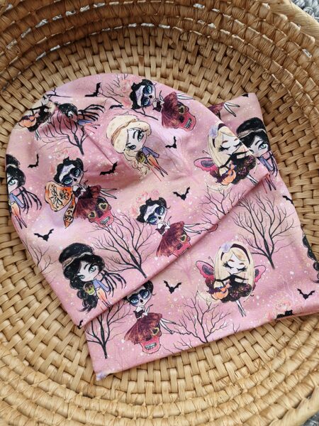 Spoku meitenītes uz rozā fona