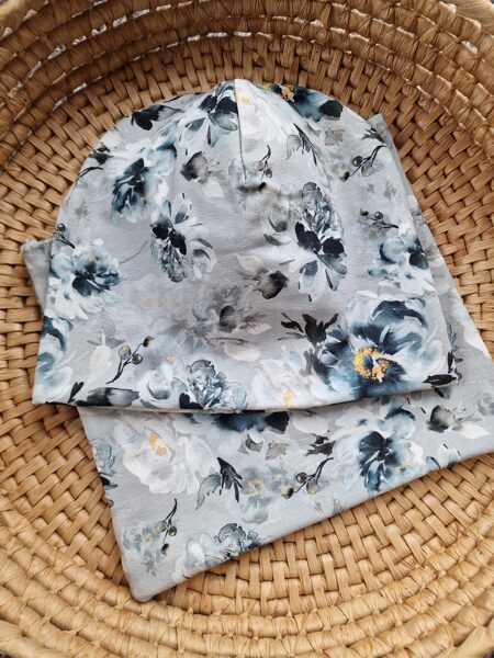 Melnbalti ziedi uz pelēka fona