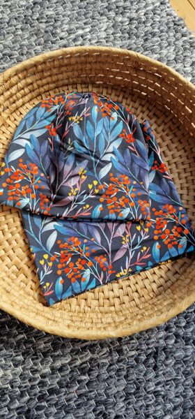 Orandži zariņi uz tumši zila fona