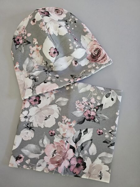 Vintage rozīgo ziedi uz pelēka fona