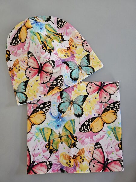 Krāsainie taureņi uz krāsaina fona