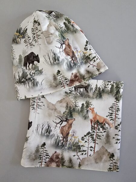 Mēžš uz gaiša fona ar zvēriņiem