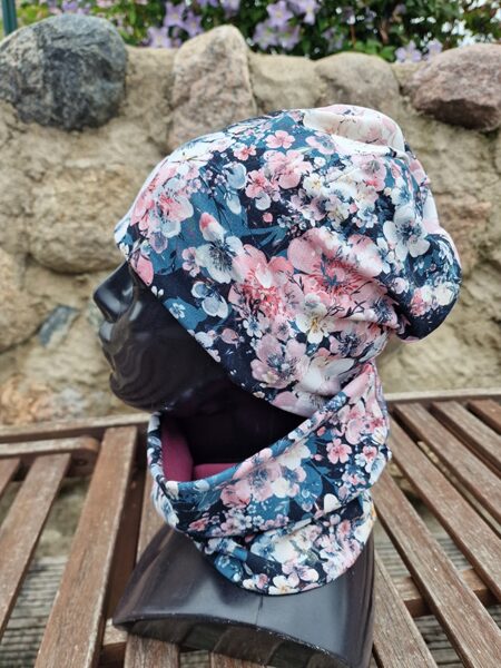 Ziedi rozīgi un balti uz tumša fona