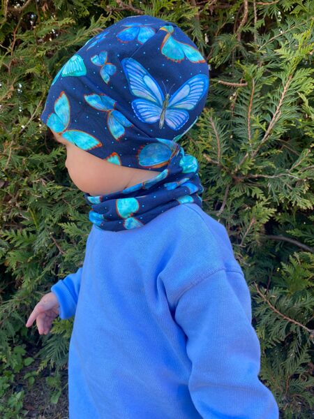 Kokvilnas trikotāžas cepure un tuneļšalle "TAUREŅI UZ ZILA FONA"