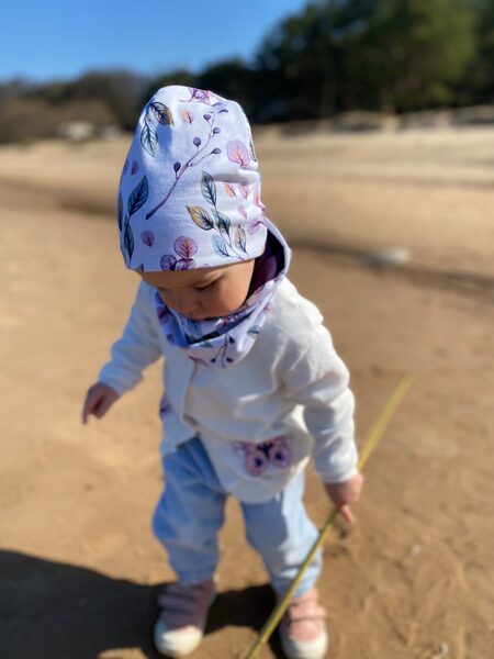 Lillīgas lapiņas uz balta fona